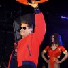 David Hasselhoff brandit sa bouée d'Alerte à Malibu, sur scène pour soutenir ses filles Taylor Ann et Hayley, au club GAY à Londres le 20 août 2011