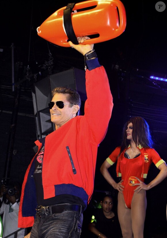 David Hasselhoff brandit sa bouée d'Alerte à Malibu, sur scène pour soutenir ses filles Taylor Ann et Hayley, au club GAY à Londres le 20 août 2011