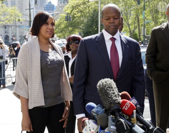 Nafissatou Diallo, la femme de chambre qui accuse Dominique Strauss-Kahn de viol, avec son avocat Kenneth Thompson à New York le 22 août 2011