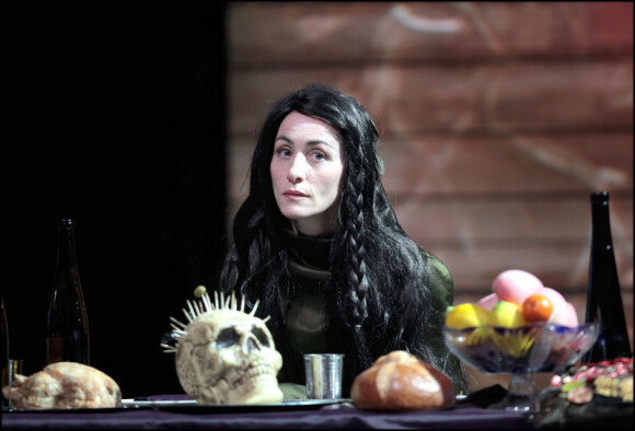 Cécile Paoli dans la pièce Caligula au théâtre de Colombes en novembre 2010