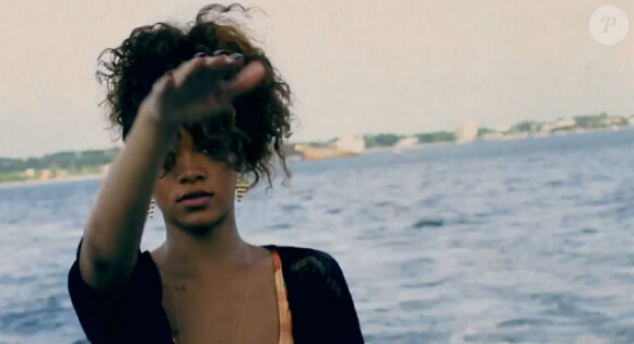 Rihanna craquante et sexy dans son nouveau clip Cheers (Drink to That)