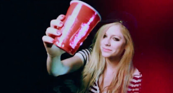 Avril Lavigne dans le nouveau clip de Rihanna Cheers (Drink to That)