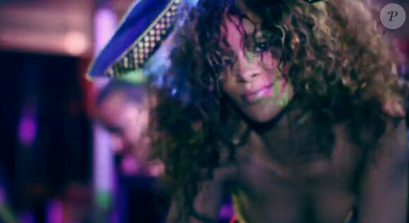 Rihanna craquante et sexy dans son nouveau clip Cheers (Drink to That)