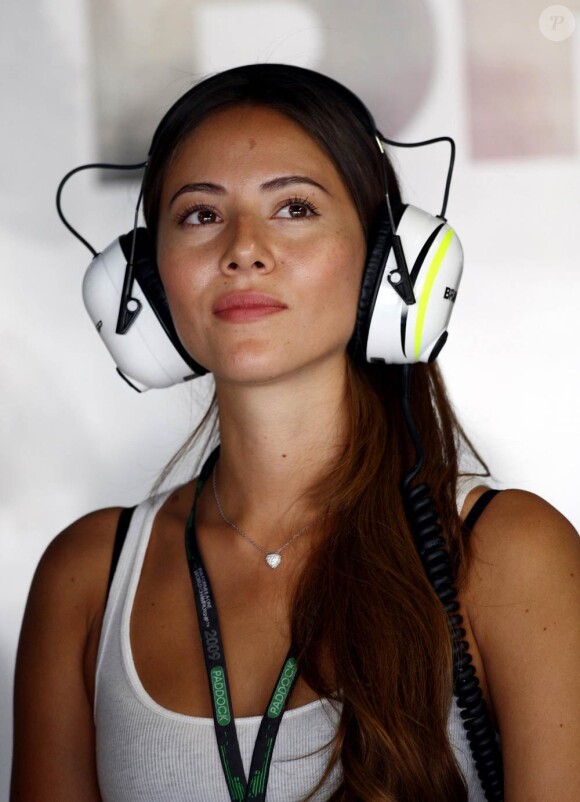 Comme son compagnon Jenson Button, Jessica Michibata porte les couleurs de l'horloger suisse Tag Heuer. Dans une nouvelle campagne de la maison helvétique, la Japonaise se sert de ses atouts de belle de la F1...