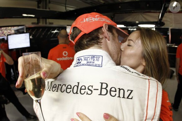 Comme son compagnon Jenson Button, Jessica Michibata porte les couleurs de l'horloger suisse Tag Heuer. Dans une nouvelle campagne de la maison helvétique, la Japonaise se sert de ses atouts de belle de la F1...