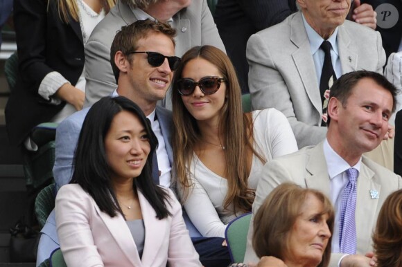 Comme son compagnon Jenson Button, Jessica Michibata porte les couleurs de l'horloger suisse Tag Heuer. Dans une nouvelle campagne de la maison helvétique, la Japonaise se sert de ses atouts de belle de la F1...