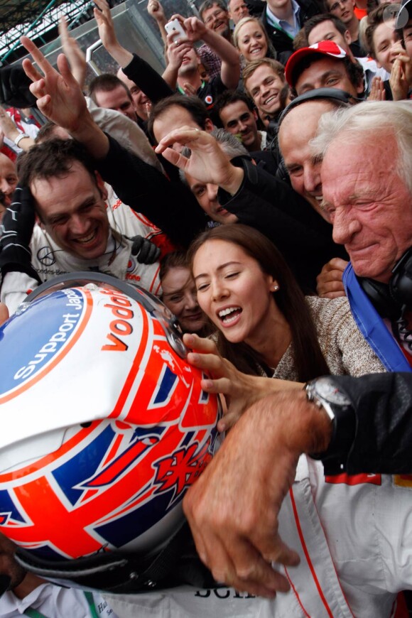 Comme son compagnon Jenson Button, Jessica Michibata porte les couleurs de l'horloger suisse Tag Heuer. Dans une nouvelle campagne de la maison helvétique, la Japonaise se sert de ses atouts de belle de la F1...