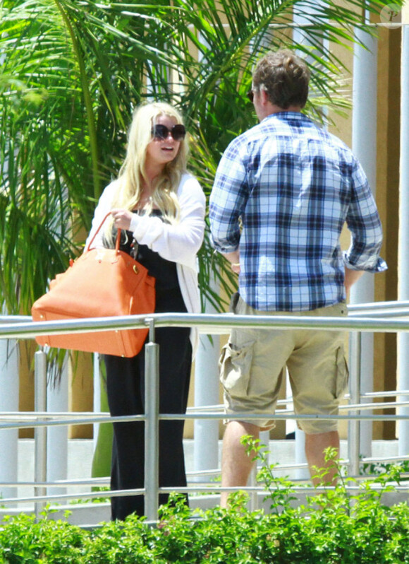 Jessica Simpson et son fiancé Eric Johnson partent en jet privé de Los Angeles pour Cabo au Mexique, le 21/08/2011