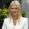 Gwyneth Paltrow pose fièrement avec son livre