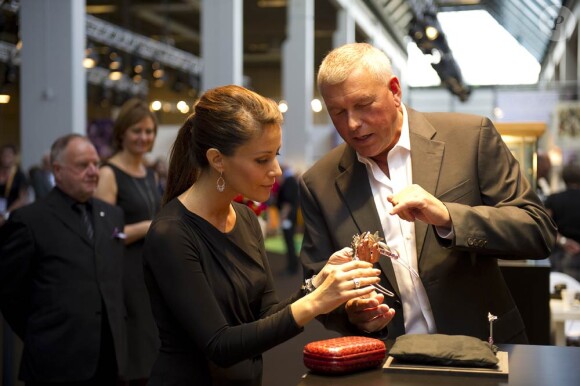 La princesse Marie de Danemark découvrait une exposition de joaillerie au centre Bella, à Copenhague, le 28 août 2011. Vêtue d'un ensemble noir prouvant qu'elle ne craint pas de laisser voir ses premières rondeurs de femme enceinte.