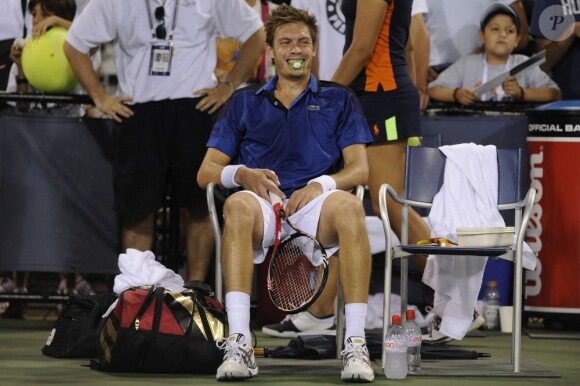 Nicolas Mahut, épuisé après ses 3h10 de match, savoure tétine en bouche sa victoire au premier tour de l'US Open face au Colombien Robert Farah.