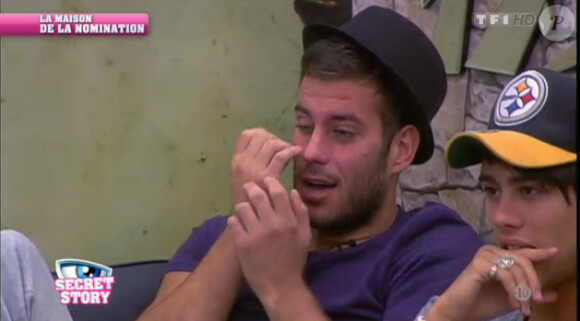 Zelko devient tout rouge lorsqu'il découvre les images de Marie en larmes alors qu'il se trouve aux côtés de son pote Geof dans Secret Story 5