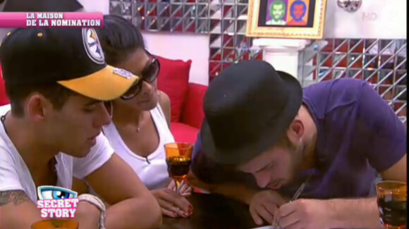 Zelko écrit une lettre d'amour à Marie dans Secret Story 5