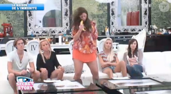 Aurélie offre un vrai show lorsqu'elle se prend pour Britney Spears dans Secret Story 5