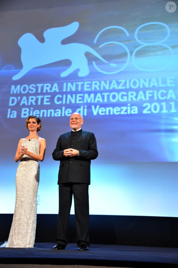 Vittoria Puccini et Marco Mueller lors de l'avant-première du film Les Marches du pouvoir en ouverture du festival de Venise le 31 août 2011