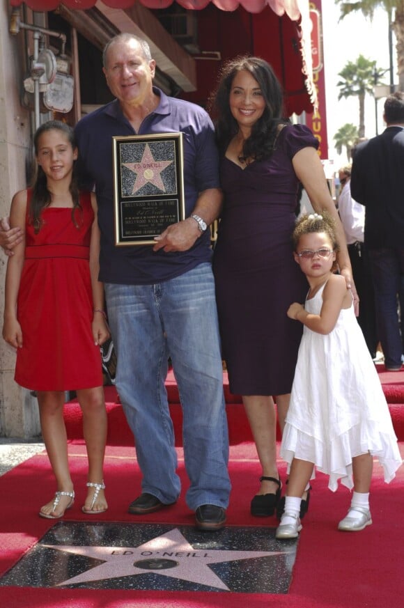 Ed O'Neill a reçu son étoile sur le Hollywood Walk of Fame, à Hollywood le 30 août 2011. Ici avec toute sa famille.