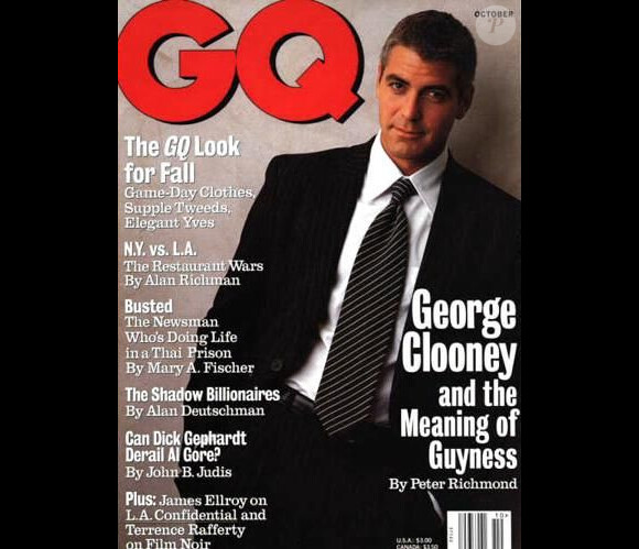 Octobre 1995 : costume sombre et chemise blanche, le beau George Clooney prend la pose pour le magazine masculin GQ.