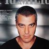 Cheveux courts et rasé de près, George Clooney pose pour le magazine Premiere en décembre 1998.