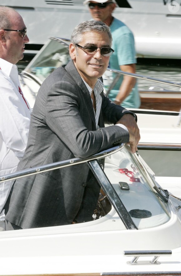L'acteur George Clooney, très classe et décontracté, arrive à Venise pour défendre son dernier film Les Marches Du Pouvoir. Venise, le 31 août 2011.