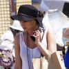 Ashlee Simpson fait du shopping avec ses amies au marché aux puces de Melrose, dimanche 28 août 2011.