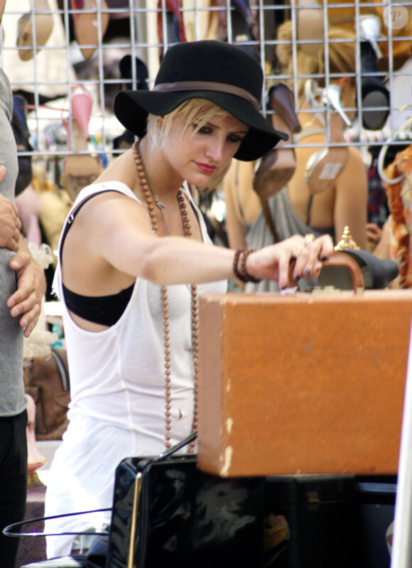 Ashlee Simpson fait du shopping avec ses amies au marché aux puces de Melrose, dimanche 28 août 2011.
