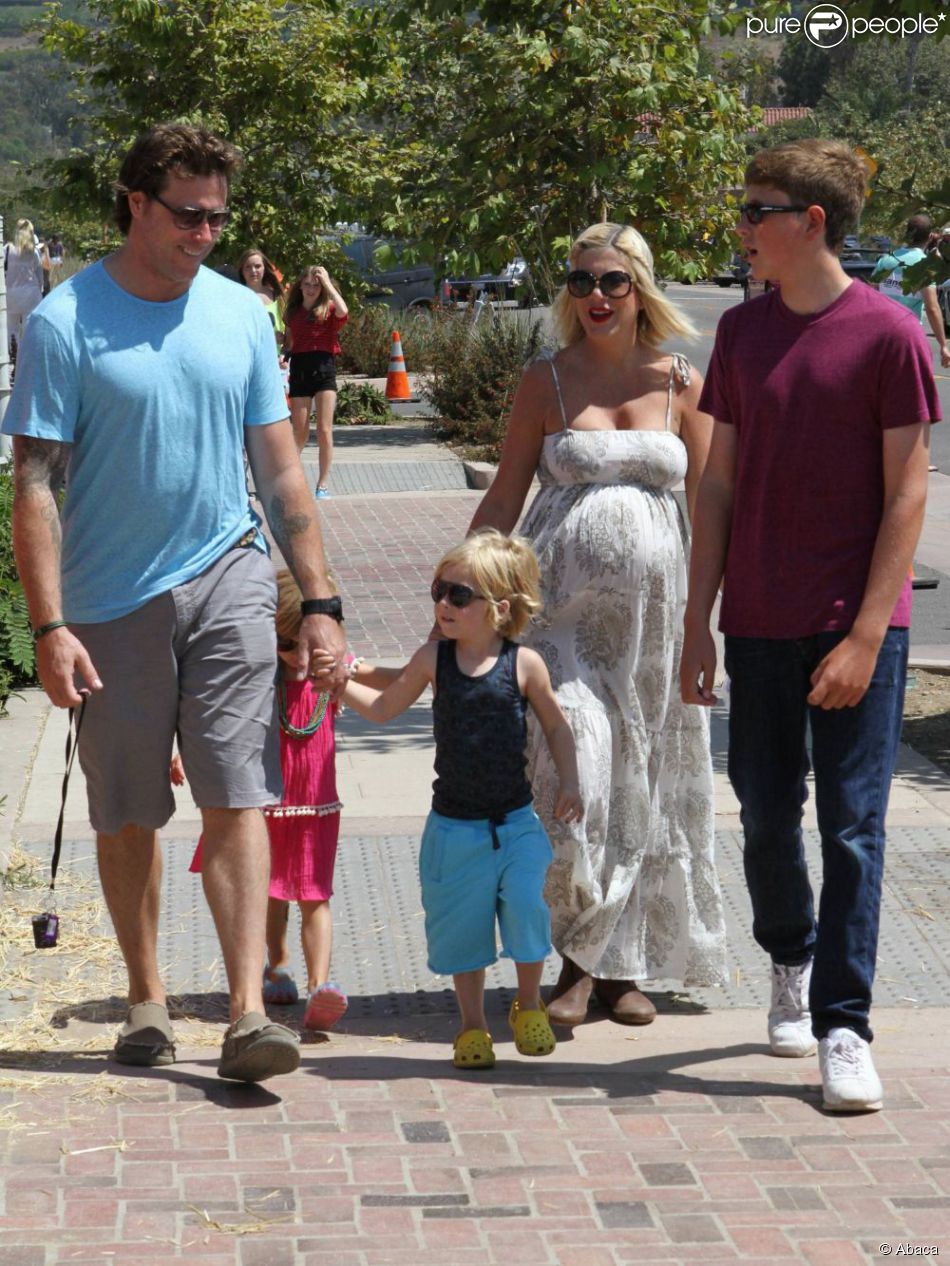 Tori Spelling, enceinte, se balade avec sa petite famille au Chili Cook