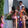 Shakira entourée d'enfants dans sa villa de Miami le 5 septembre 2011