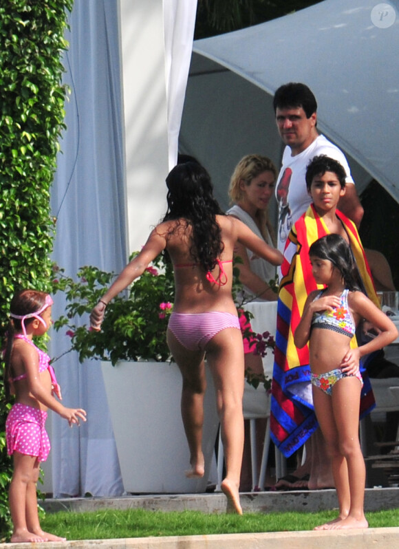 Shakira entourée d'enfants dans sa villa de Miami le 5 septembre 2011