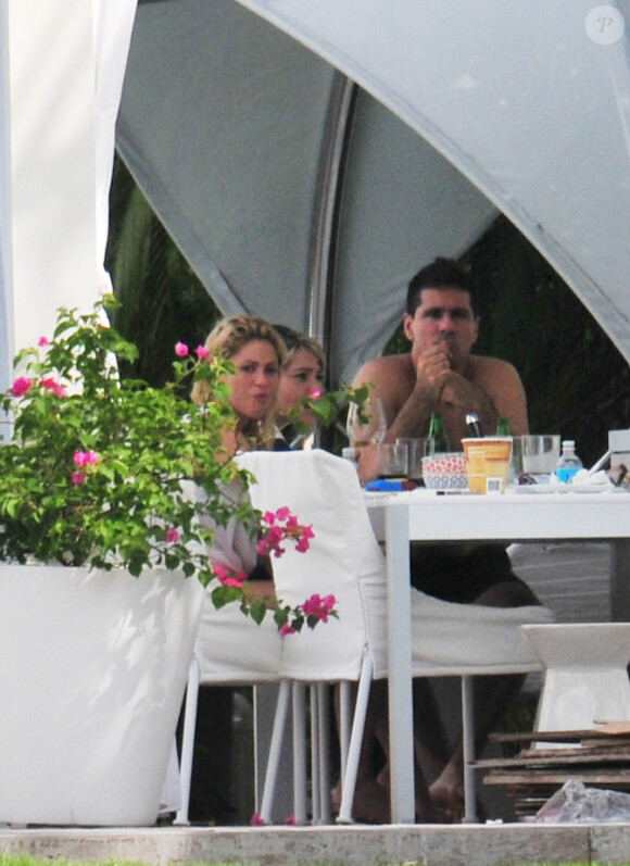 Shakira semble triste en famille à Miami le 5 septembre 2011