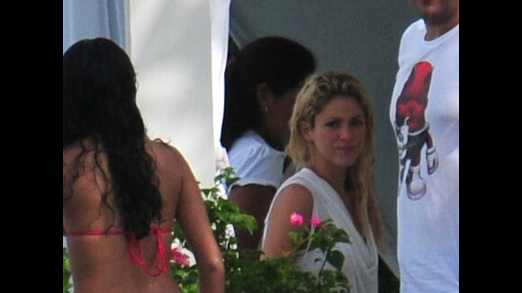 Shakira prend le soleil en famille, tandis que son Piqué joue au poker