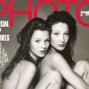 Carla Bruni et une toute jeune et timide Kate Moss posent ensemble en couverture du magazine Photo. Décembre 1993.