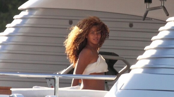 Beyoncé : Enceinte, elle arbore son ventre rond sur son yacht avec son Jay-Z