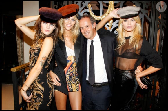 Isabelli Fontana, Anja Rubik, Xavier Romatet et Natsha Poly au magasin Louis Vuitton lors de la Vogue Fashion Night Out à Paris le 8 septembre 2011