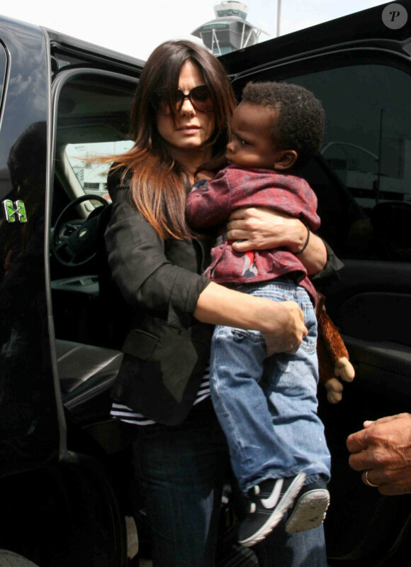 Sandra Bullock et son fils Louis, à l'aéroport LAX de Los Angeles, samedi 10 septembre 2011.