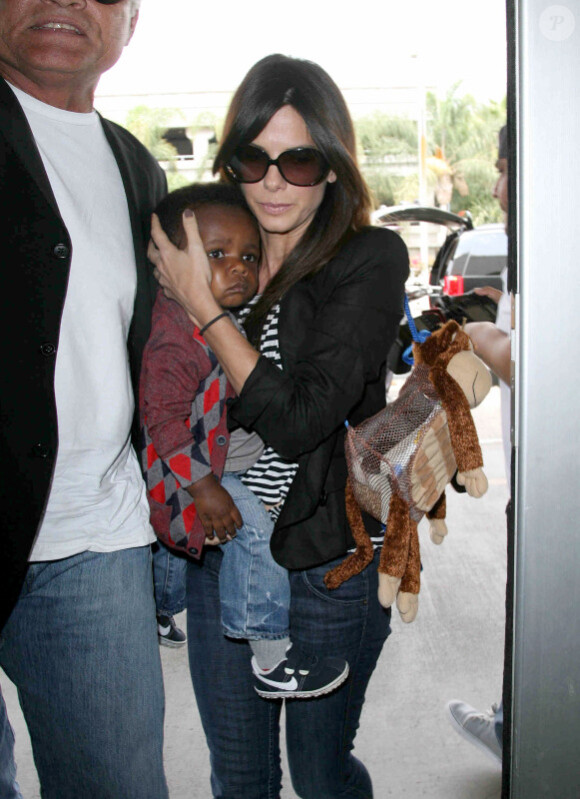 Sandra Bullock et son fils Louis, à l'aéroport LAX de Los Angeles, samedi 10 septembre 2011.
