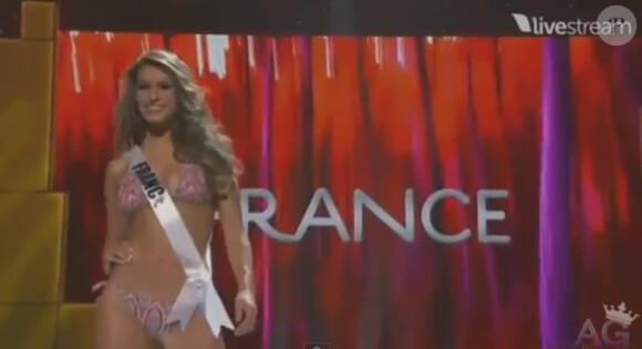 Laury Thilleman dévoile son corps de rêve lors du concours Miss Univers 2011, le 12 septembre.