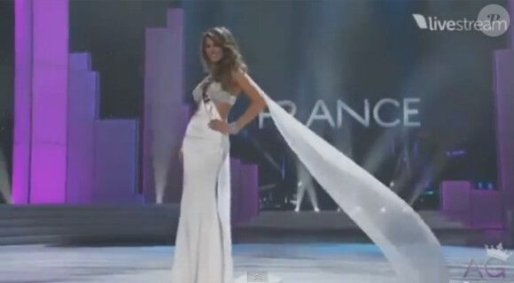 Laury Thilleman lors de son passage en robe, au concours Miss Univers 2011, le 12 septembre.