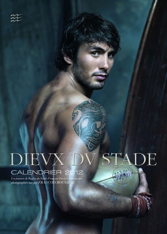 Les Dieux du Stade 2012 propose une fois de plus des photos de choix pour les amatrices et amateurs de belles musculatures avec le jeune Sébastien Torresin en couverture