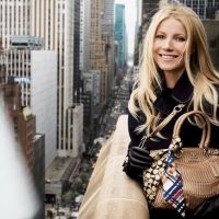 Gwyneth Paltrow affiche son sourire radieux malgré des poses vertigineuses