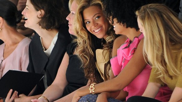 Beyoncé, enceinte, brille lors d'un défilé scintillant en pleine Fashion Week