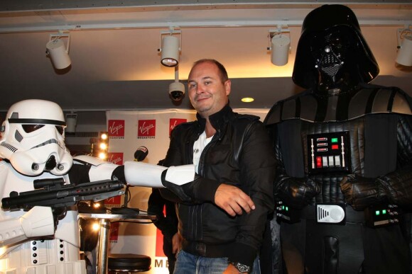 Cauet met le feu au lancement du coffret Blu-Ray Star Wars, à Paris, le 13 septembre 2011.