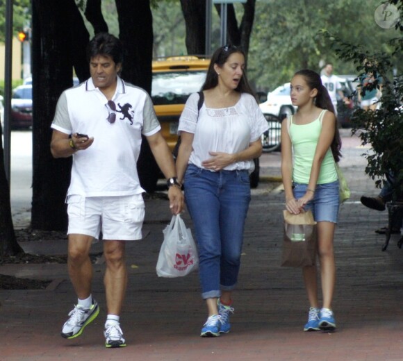 Erik Estrada se prépare en famille dans les rues de Miami avant de débuter le tournage de la version hispanique de Danse avec les Stars pour une chaîne de télé de Miami le 13 septembre 2011