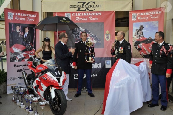 Albert de Monaco encourage l'équipe de gendarmes monégasques qui va participer aux 24 H du Mans Moto, les 24 et 25 septembre prochains sous les couleurs de la Principauté. 14 septembre 2011