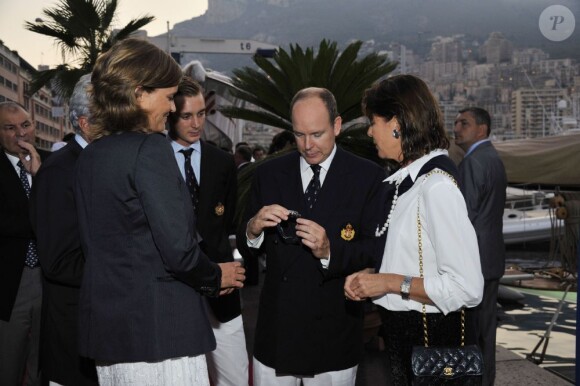 Albert de Monaco et Caroline lors du lancement de la Monaco Classic Week. Le souverain se voit offrir une montre officielle du Yacht Club. 14 septembre 2011