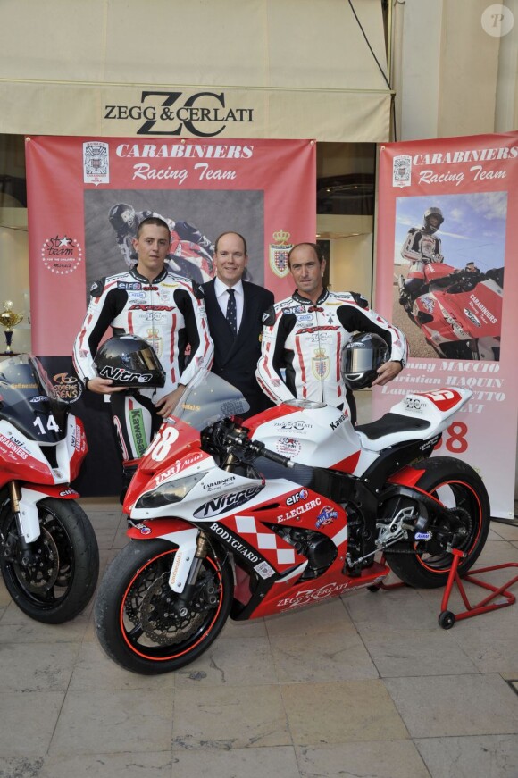 Albert de Monaco encourage l'équipe de gendarmes monégasques qui va participer aux 24 H du Mans Moto, les 24 et 25 septembre prochains sous les couleurs de la Principauté. 14 septembre 2011