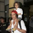 Matthew Conaughey arrive à l'aéroport de Los Angeles avec sa compagne Camila Alves et leurs enfants Levi et Vida le 16 septembre 2011
