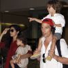 Matthew Conaughey arrive à l'aéroport de Los Angeles avec sa compagne Camila Alves et leurs enfants Levi et Vida le 16 septembre 2011