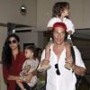 Matthew Conaughey arrive à l'aéroport de Los Angeles avec sa compagne Camila Alves et leurs enfants Levi et Vida le 16 septembre 2011