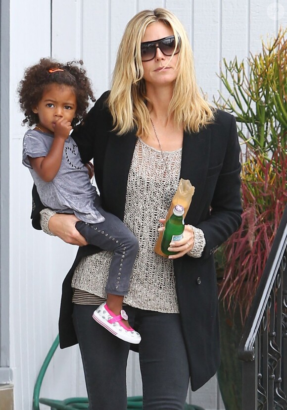 Heidi Klum va chercher son fils Henry à son cours de karaté tout en portant sa fille Lou endormie dans ses bras ! Los Angeles, 17 septembre 2011