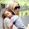 Heidi Klum va chercher son fils Henry à son cours de karaté tout en portant sa fille Lou endormie dans ses bras ! Los Angeles, 17 septembre 2011